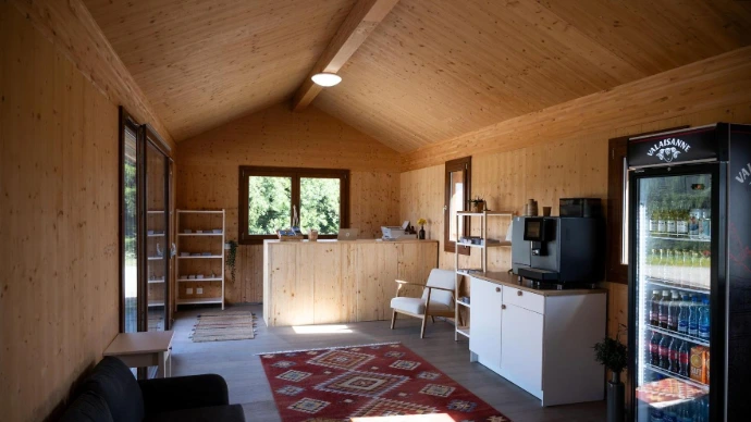 Intérieur chaleureux d'un chalet en bois au Woodland Camping Anzère, Valais Suisse